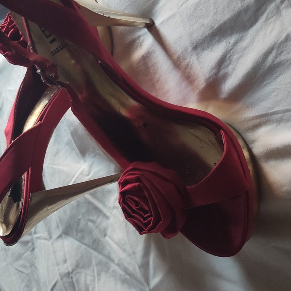 Bakers Red High Heels 👠😍 with Rose Accent Size 8 - Picture 16 of 16